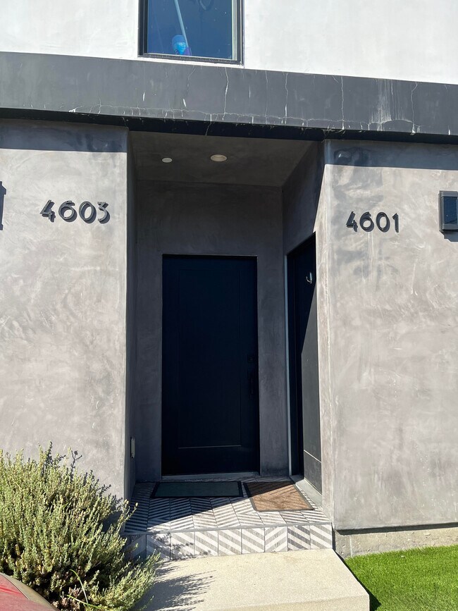 Foto del edificio - 4601 Pickford St