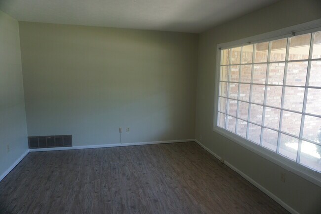 Building Photo - 3 Bedroom 2 bath Walk to Evans