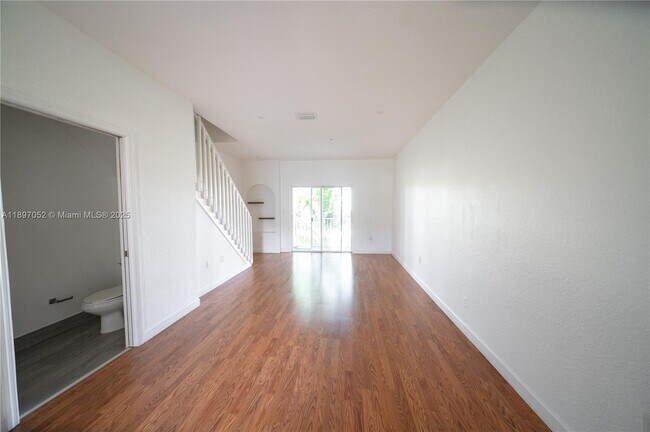 Foto del edificio - 5670 NW 116th Ave