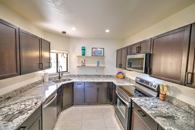 Building Photo - "Charming 2-Bed, 2-Bath Townhouse Retreat in Tucson – Spacious 1176 Sq Ft Living!"