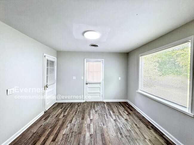 Foto del edificio - Charming 4-Bedroom Home with Comfort and O...