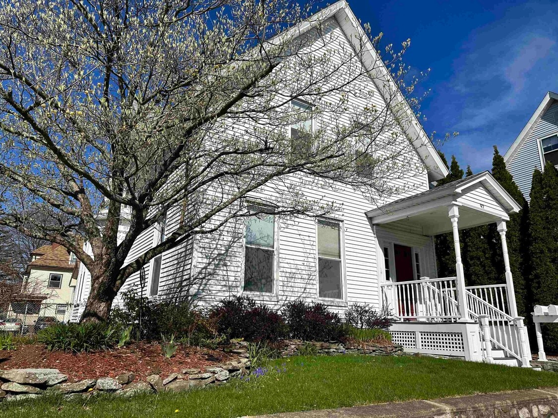 92 Ash St Unit A, Manchester, NH 03104 Room for Rent in Manchester