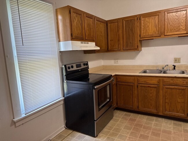 Building Photo - Selinger duplex