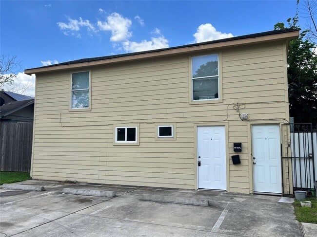 Building Photo - 204 S 74th 1/2 St