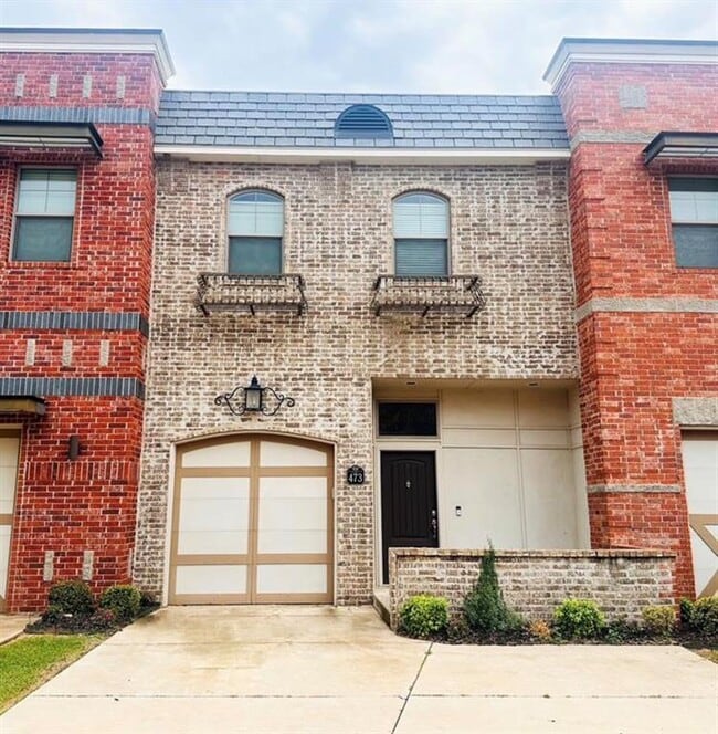 Building Photo - 473 S Fretz Ave