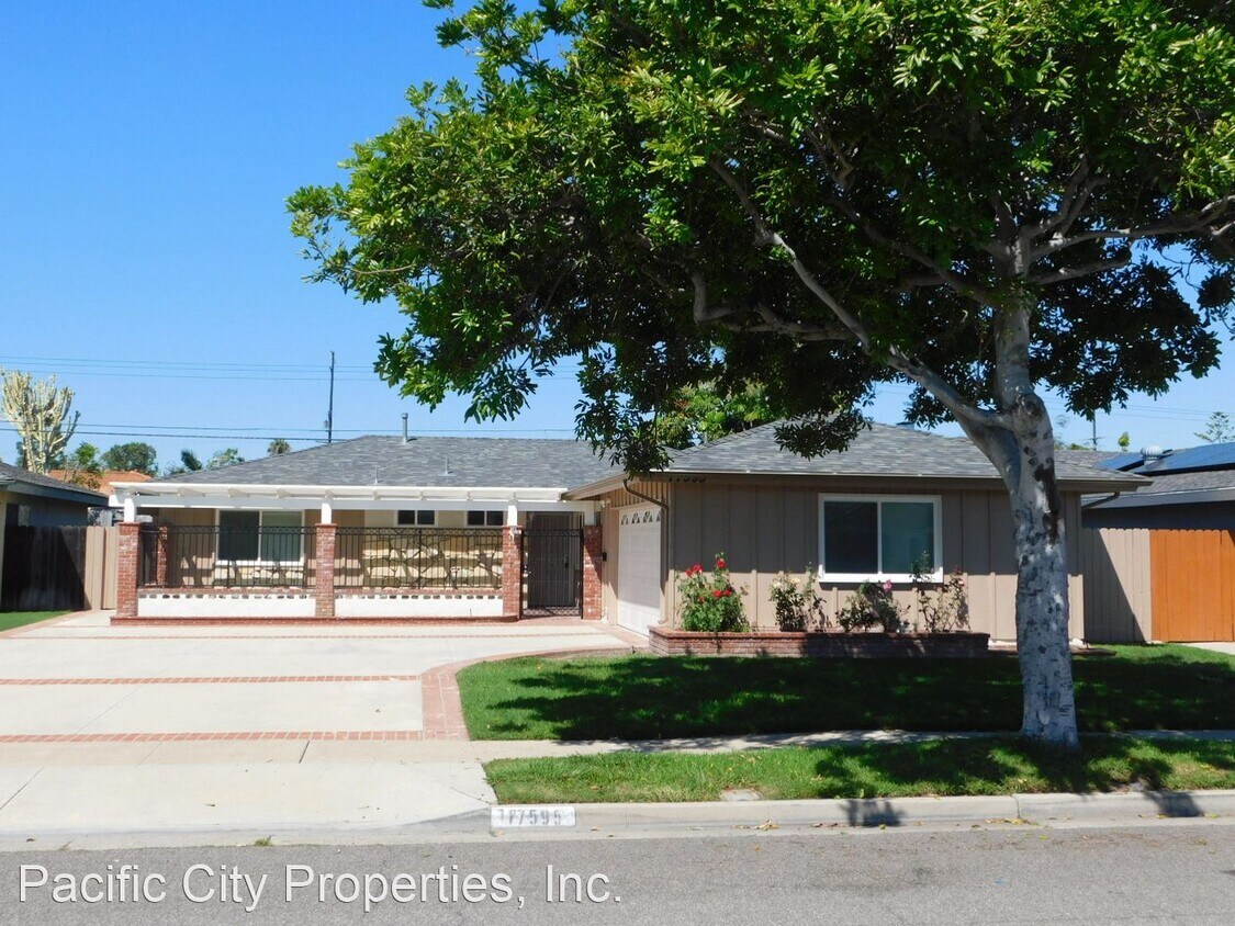 Foto principal - 4 br, 2.5 bath House - 17595 Santa Maria St.