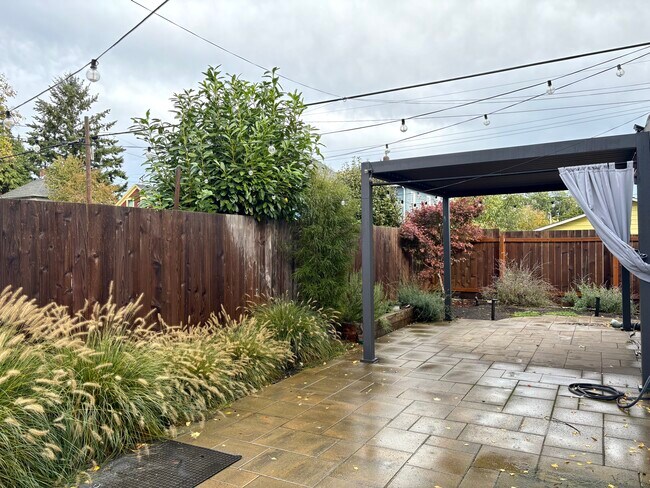 patio trasero cercado - 321 N Mason St