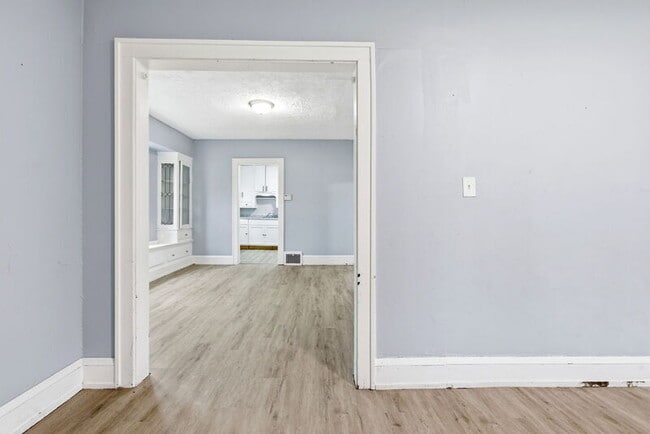 Foto del edificio - 11617 Forest Ave