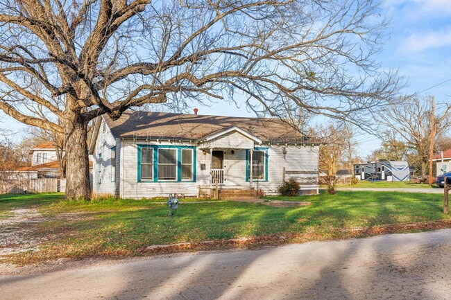 Building Photo - 211 E Navasota St