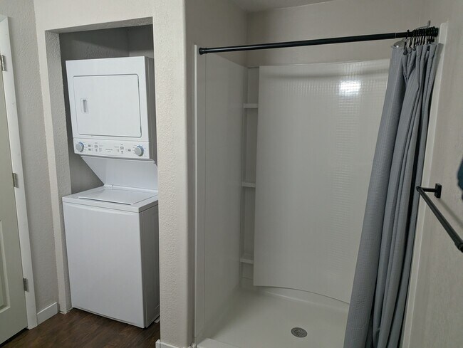 Lavandería dentro del apartamento, junto a la ducha. - 8543 W Colorado Pl