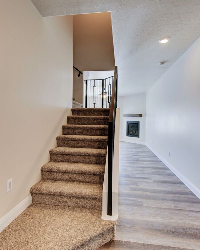 Foto del edificio - Like new 3 bedroom, 2.5 bathroom townhome in Cedar City!
