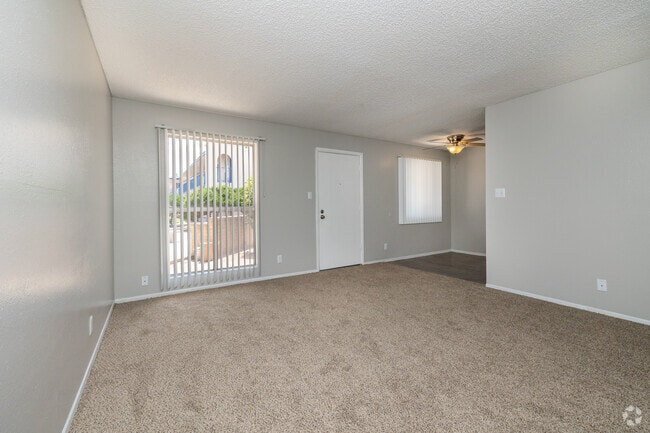2BR, 1BA - 726SF - Living Room - Knollwood Terrace