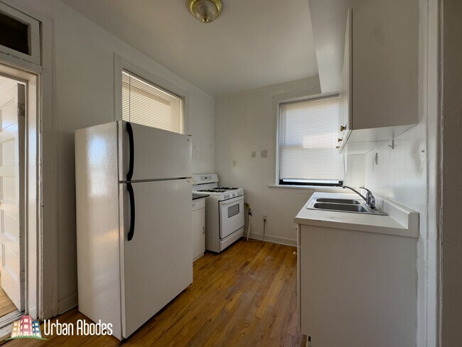 Building Photo - 2409 W Wilson Ave