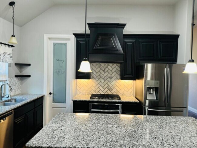 Building Photo - ****4 BEDROOM IN PLANO***