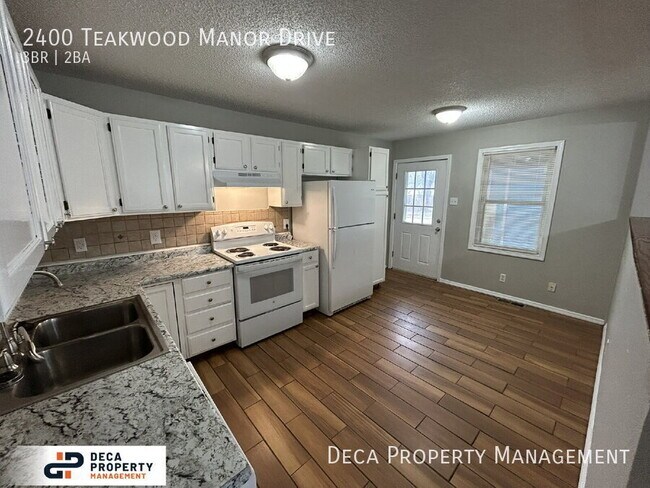 Foto del edificio - 2400 Teakwood Manor Dr