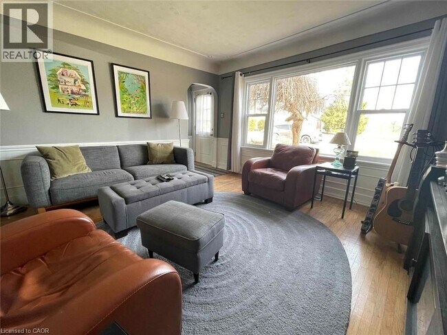 Photo du bâtiment - 106 Main St S