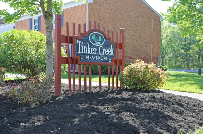 Sign - Tinker Creek Manor