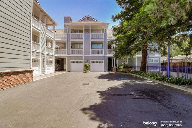 Building Photo - 905 Sunrose Ter