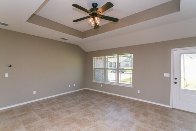 Foto del edificio - MOVE IN READY AND $200 off NICEST IN LINDALE Single Family Home- Nearly New-Lindale ISD - 3 Bedro...