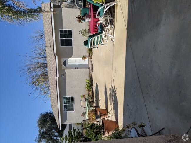Building Photo - 15043 Larkspur St