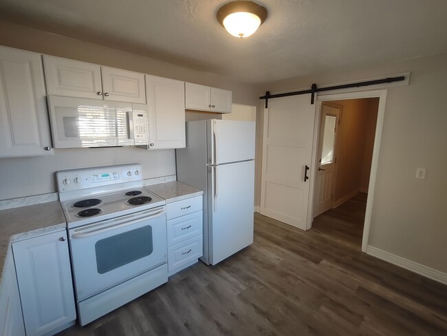 Building Photo - Cozy 2-Bedroom, 1-Bath Near Downtown Cedar...