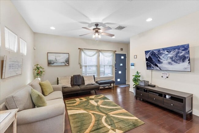 Building Photo - S OF COMMERCE TO MLK SA