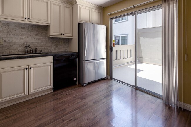 Building Photo - Beautiful End Unit with Nature Views!