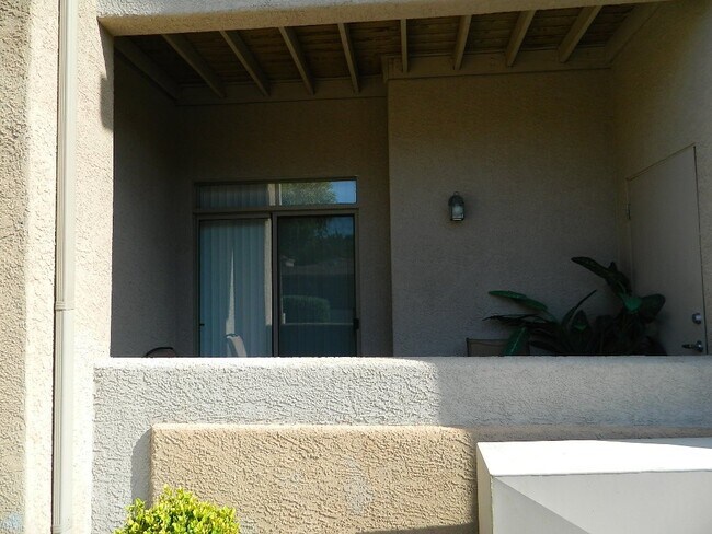 Foto del edificio - Charming, furnished, ground floor Condo with attached garage, pool and amenities