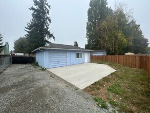 Building Photo - 2010 N Cascade Pl