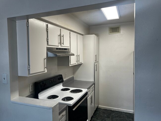 Building Photo - 525 Spring Dr
