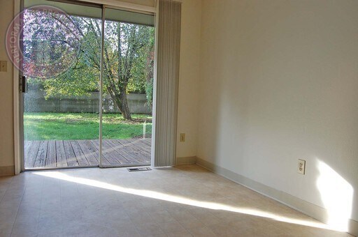 Building Photo - Prime Lake Oswego Location!  Great Schools...