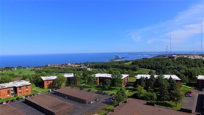 Foto del edificio - Highland Village Apartments