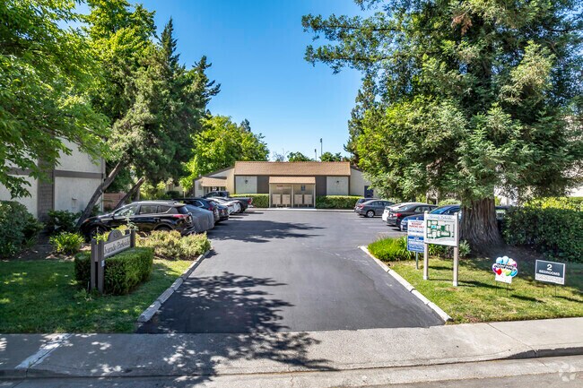 Entrada - Alvarado Parkside Apartments