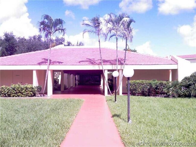 Foto del edificio - 6729 Coral Lake Dr