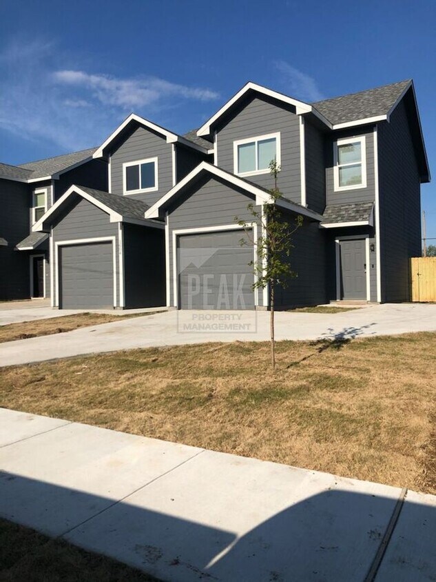 Primary Photo - Peak living! Stylish 2BR Townhome with 15 ...