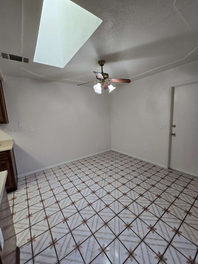 Foto del edificio - Walking distance to shopping and restauran...