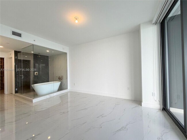 Foto del edificio - 700 NE 24th St