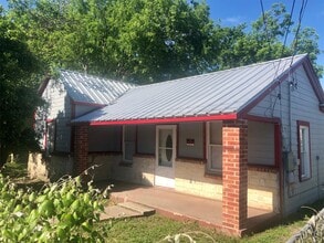 Building Photo - 413 N Hackberry