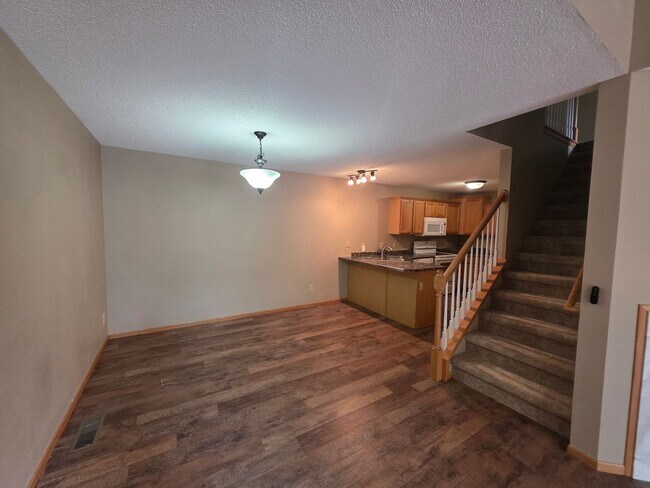 Foto del edificio - 2 BEDROOM UNIT WITH TWO CAR GARAGE – AVAIL...