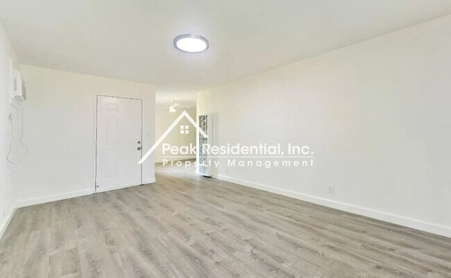 Building Photo - Updated 2bd/1ba Sacramento Duplex