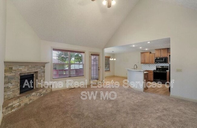 Building Photo - 122 W Sandalwood Ln