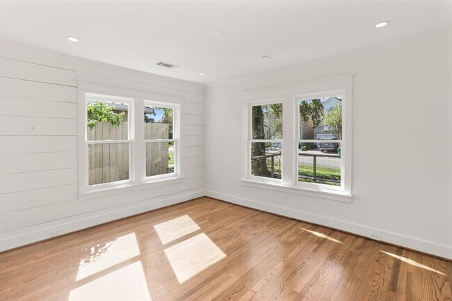 Building Photo - 1548 Cortlandt St
