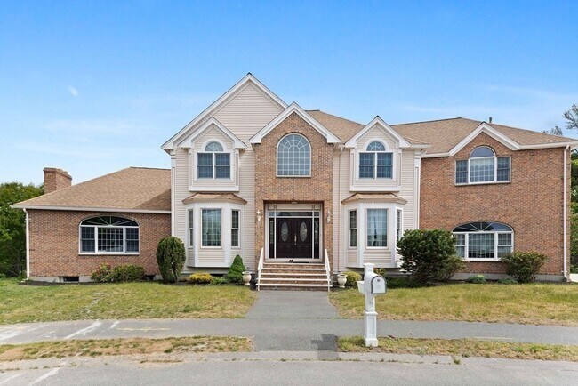 Building Photo - 15 Birch Pond Dr