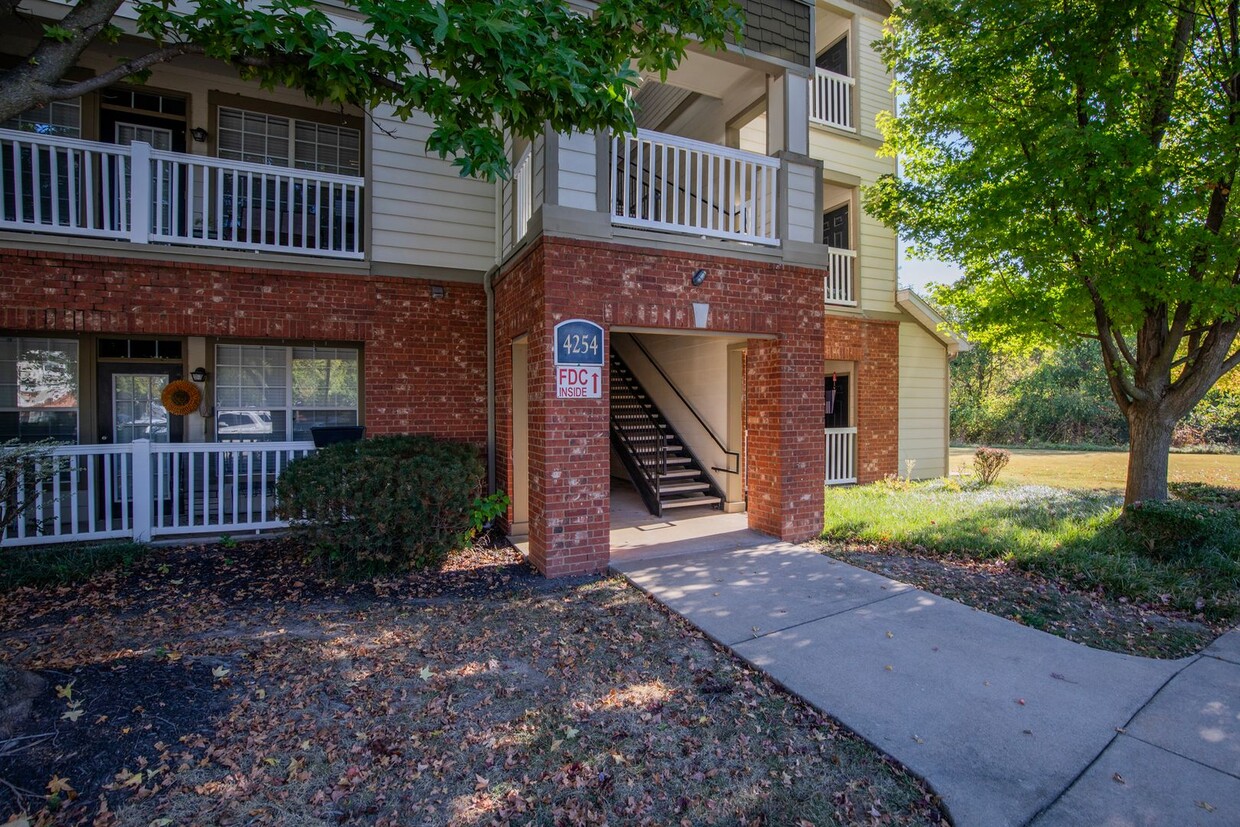 Foto principal - ***4254 NE Meadow Creek Circle #107***