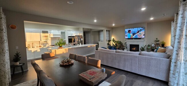 Building Photo - Amazing 4bed/2.5bath Home in Bonney Lake with Peak a Boo View of Mt. Rainer!