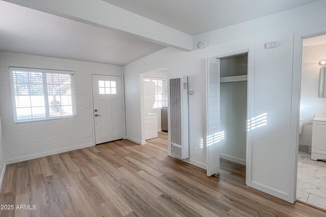 Building Photo - 1219 S Farmer Ave