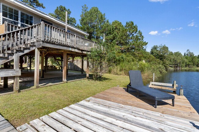 Building Photo - Cute 2 Bedroom 1 Bathroom home in Bay Sain...
