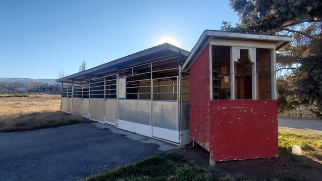 Foto del edificio - Great Horse Property. Heated Shop