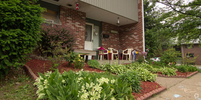 Building Photo - Colonial Oaks Apartments