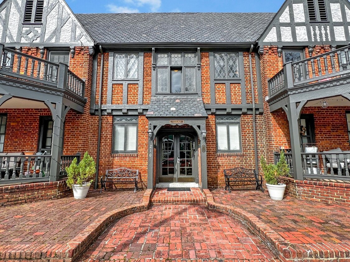 Charming 2-Bedroom in Fan District - Charming 2-Bedroom in Fan District